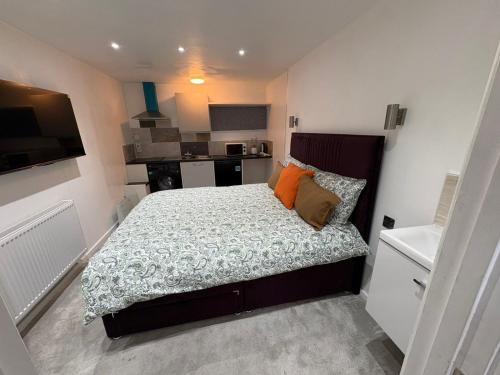 a small bedroom with a bed and a kitchen at WBC R4 - Private Studio Room in Bilston