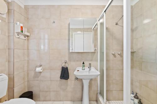a bathroom with a sink and a shower and a toilet at Misty Haven at Wentworth Falls in Wentworth Falls