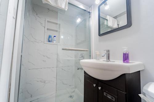 een badkamer met wastafel en douche bij Bright & Spacious 2 Bedroom Apartment Free Wi-Fi, Free Parking, Near Nature Trails in Toronto