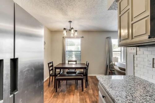 Una cocina y un comedor con mesa y sillas. en Upgraded 1BD condo Pool Irving I45, en Sowers