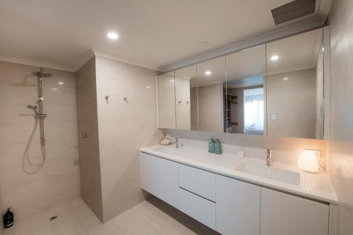 Ένα μπάνιο στο Oceana - A Panoramic Beachfront Escape for Groups