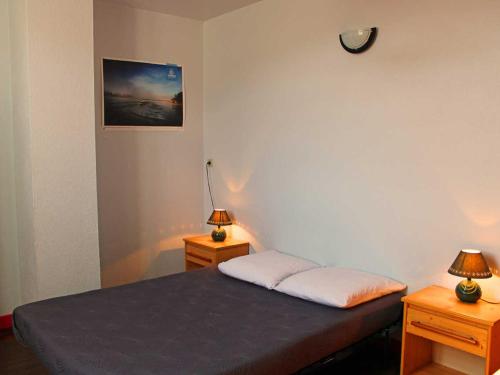 ein Schlafzimmer mit einem Bett mit zwei Lampen in der Unterkunft Gîte familial en montagne, animaux admis, La Chabanne - FR-1-489-343 in La Chabanne