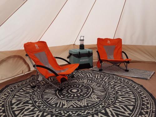 two chairs and a tent with a rug in a room at Affordable Hawai'i in Naalehu