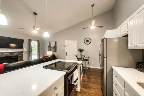 cocina con nevera y sala de estar. en 1BD Condo Pool South Irving I40, en Sowers