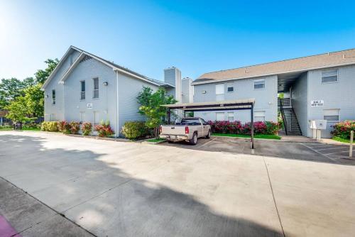 Un camión estacionado en un estacionamiento al lado de un edificio. en 1BD Condo Pool South Irving I40, en Sowers