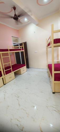 Postel nebo postele na pokoji v ubytování HathaYogashram Hostel