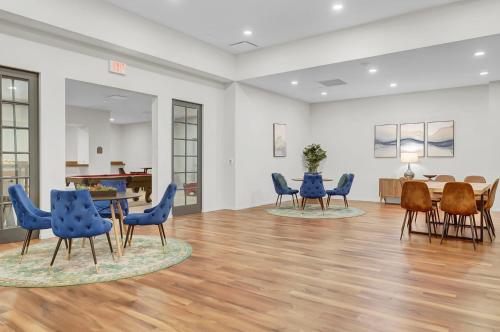 Posezení v ubytování Luxury lofts, Downtown, Playhouse Sq, Near Stadium and Arena, Fire Pit, Rooftop deck, BBQ, Parking, Close to EVERYTHIHNG!