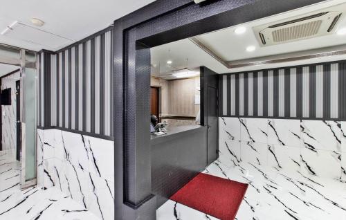 仁川にあるJuan 3&4 Hotelの廊下(赤い椅子付)