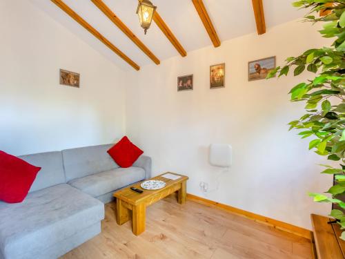 een woonkamer met een bank en een tafel bij Lion House- Uk45705 in Brinkley