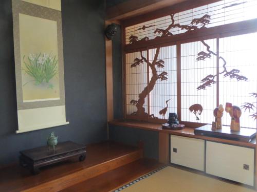 une pièce avec une fenêtre avec une plante dedans dans l'établissement 日田グリーンツーリズム花の木, à Ueda