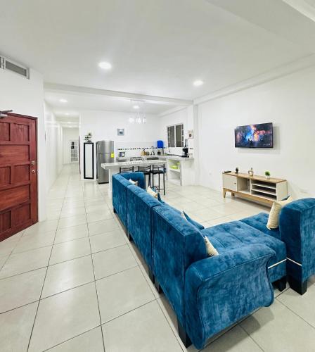 TV a/nebo společenská místnost v ubytování Sea Lion Suite 02