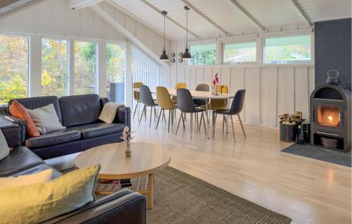 Posezení v ubytování 3 Bedroom Gorgeous Home In Knebel