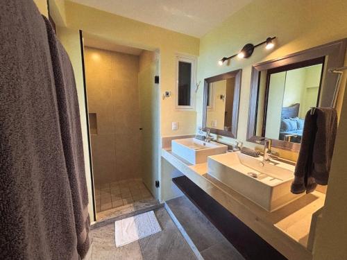 een grote badkamer met 2 wastafels en een douche bij Holiday apartment at La Diosa condos Isla Mujeres in Isla Mujeres