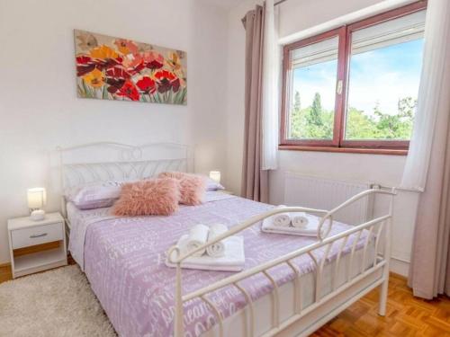 een slaapkamer met een bed met twee handdoeken erop bij Prima Natura, Imotski in Kutleše