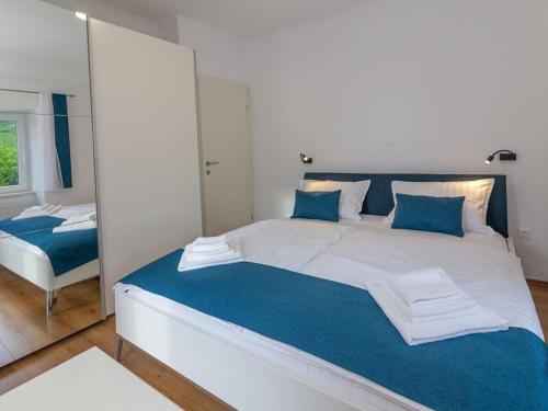 een slaapkamer met een groot bed en een spiegel bij Holiday home in Slivno with swimming pool in Slivno