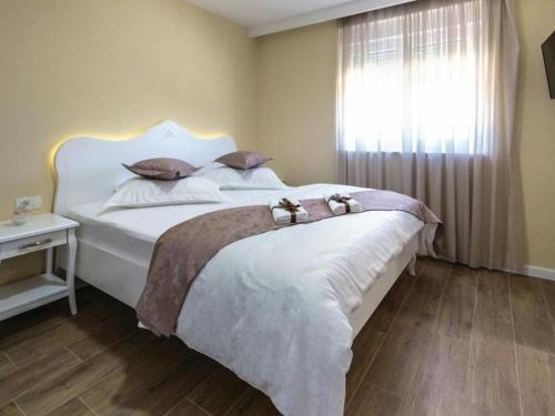 een slaapkamer met een groot bed met twee teddyberen erop bij Zara with heated hydromassage pool in Jasena Majići