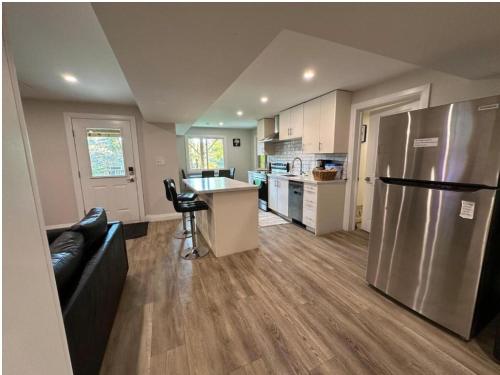 Kuchyň nebo kuchyňský kout v ubytování 1-Bedroom 1Bathroom Entire Unit closer to Fairview Mall & Waterloo Airport