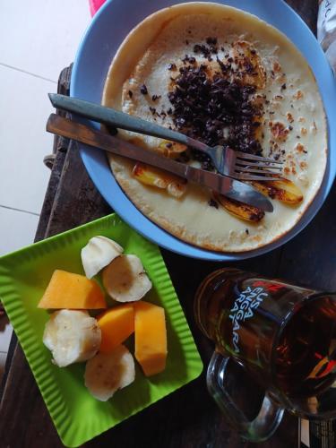 Un tazón de sopa con un tenedor y un plato de comida. en Dannyjuljol homestay, en Dompu