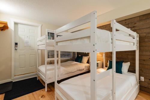 En eller flere senge i et værelse på Private Hot Tub | Free Parking | Pool | Sauna