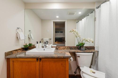 Et badeværelse på Private Hot Tub | Free Parking | Pool | Sauna