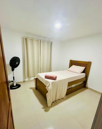 a bedroom with a bed and a lamp in it at Casa Canto de Geribá, 10 min da Praia in Búzios