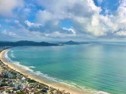 a view of a beach in cuba at Kitinet 06 aconchego, 350 meters from 4 Ilhas in Bombinhas