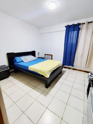 een slaapkamer met een bed en een tegelvloer bij Hosting in Naguanagua in Naguanagua