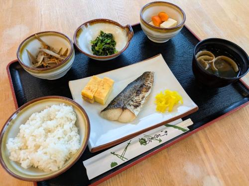 芸西村にある芸西村の家の寿司、ご飯、その他の食べ物が載ったトレイ