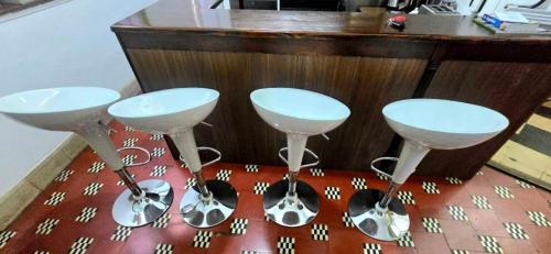 メンドーサにあるTu rincón en ciudadのカウンター前三弁