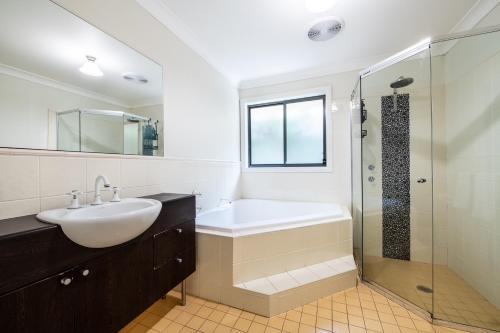 Koupelna v ubytování Under the Grapevines with Pool & BBQ