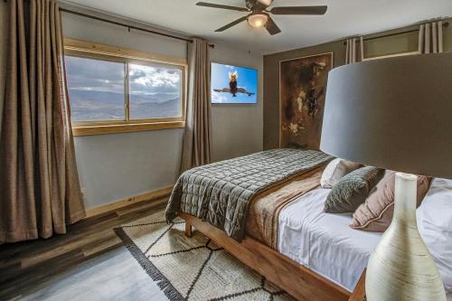 Giường trong phòng chung tại Luxury Retreat with Jaw-Dropping Mountain Views