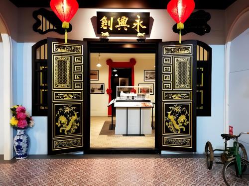 an open door into a room with a kitchen at XX GO INN Phuket Old Town โก อินน์ ภูเก็ต ย่านเมืองเก่า in Phuket