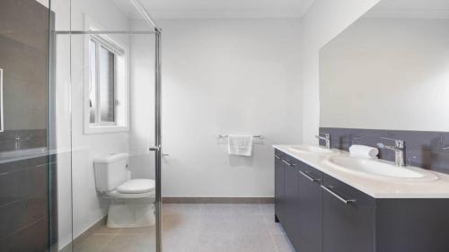 Koupelna v ubytování Modern Family Home