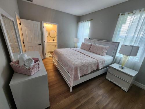 ein Schlafzimmer mit einem Bett und einer Tür mit einem Fenster in der Unterkunft Orlando Luxury Home in Orlando