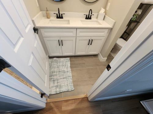 ein Badezimmer mit einem Waschbecken und einer Theke in der Unterkunft Orlando Luxury Home in Orlando