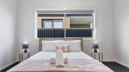 Postel nebo postele na pokoji v ubytování Modern Family Home