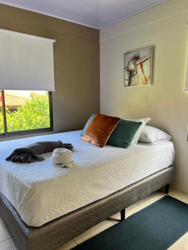 a bedroom with a large bed with a window at Apartamento del sol #3 in Tilarán