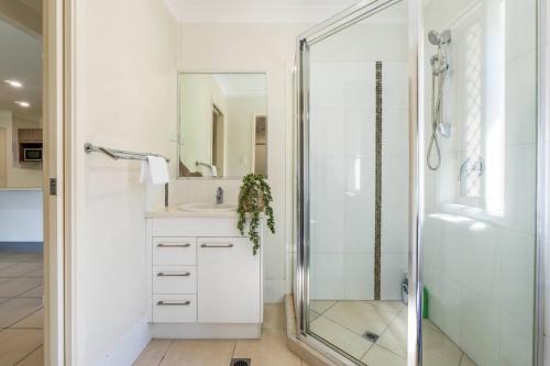 Koupelna v ubytování Bright & Cozy Duplex near Logan Central Comforts