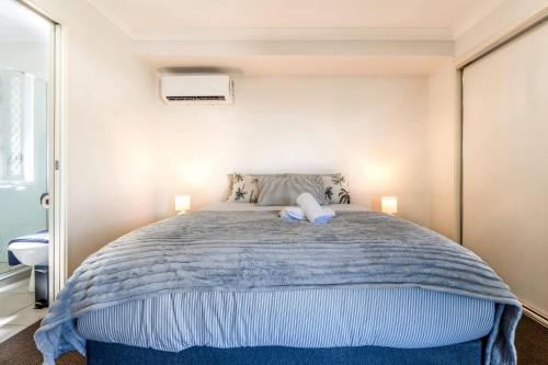 Postel nebo postele na pokoji v ubytování Bright & Cozy Duplex near Logan Central Comforts