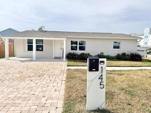圣徒皮特海滩Remodeled Live the ultimate beach lifestyle!的房屋前的停车计数器