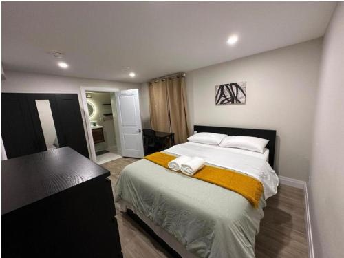 Postel nebo postele na pokoji v ubytování 1-Bedroom 1Bathroom Entire Unit closer to Fairview Mall & Waterloo Airport