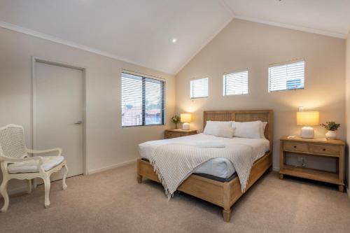 Un pat sau paturi într-o cameră la Townhouse on Coode