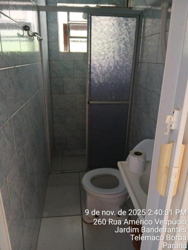 een badkamer met een douche, een toilet en een douche bij Kitnet na Band in Telêmaco Borba