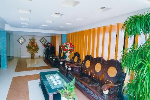a room with a bunch of chairs and a table at Thanh Hà Hotel Lào Cai in Lao Cai