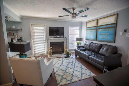 Χώρος καθιστικού στο 2BD Condo DFW South I14