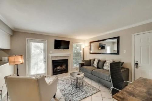 Χώρος καθιστικού στο Cozy 2BD Apt DFW South I12