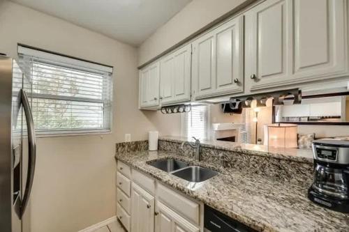 Η κουζίνα ή μικρή κουζίνα στο Cozy 2BD Apt DFW South I12