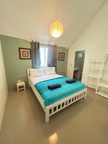 ランタ島にある3 bedroom & loft pool villa copacolantaの青い毛布が掛けられた大きなベッドのある寝室