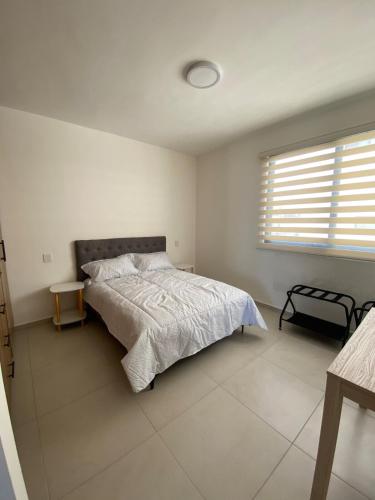 Ένα ή περισσότερα κρεβάτια σε δωμάτιο στο Beautiful downtown apartment in San Luis Potosí