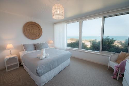 Ένα ή περισσότερα κρεβάτια σε δωμάτιο στο Little Oceana Esplanade - Beachfront Horizons Await